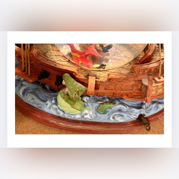 Rare Vintage Peter Pan Snowglobe Pirate Ship Musical Large - Picture 3 of 9